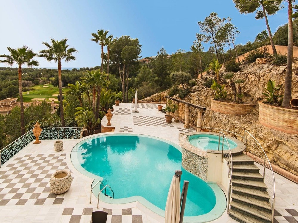 Pool terrace with Jacuzzi and view of the golf course