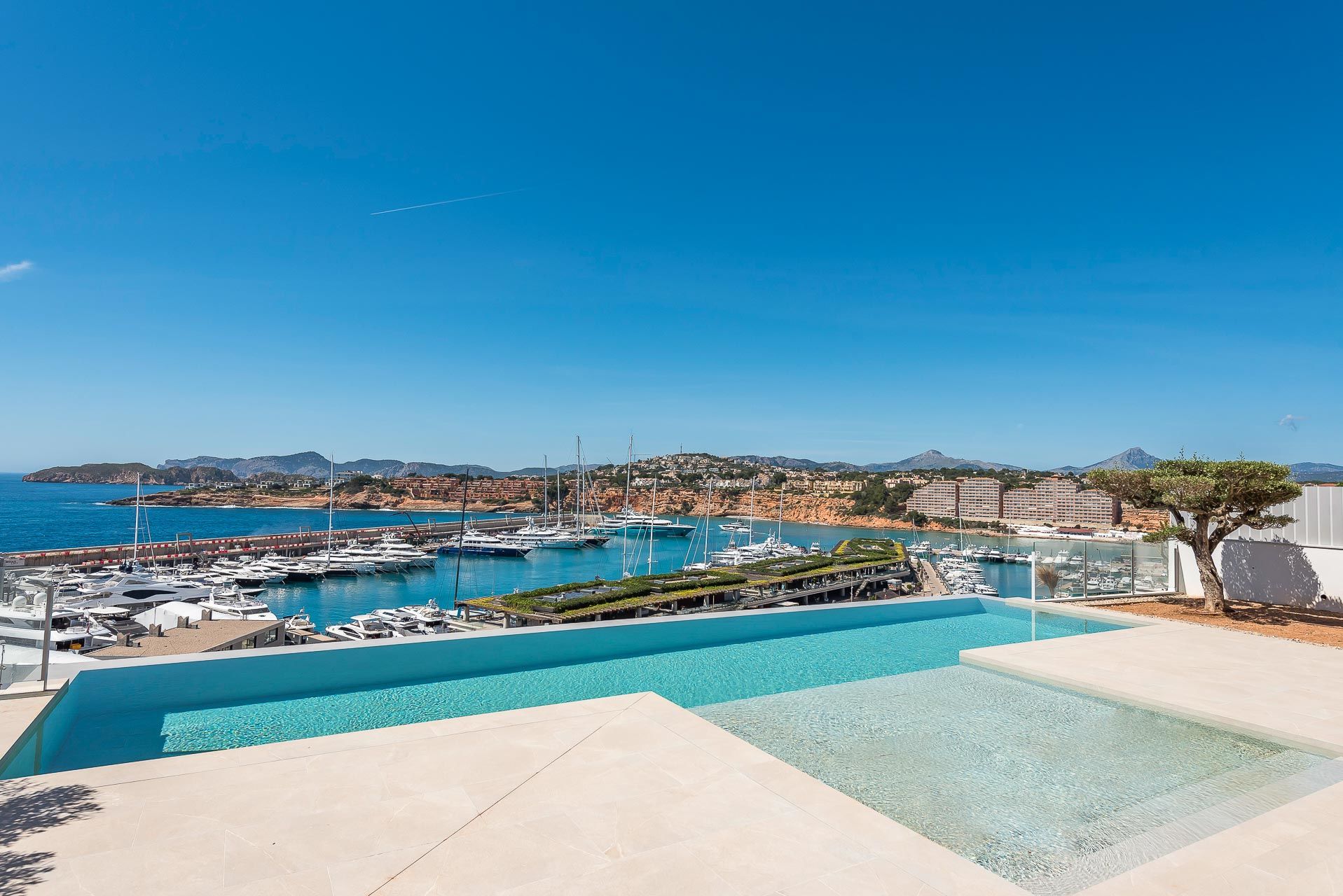 Infinity pool with sun terrace and views of Port Adriano