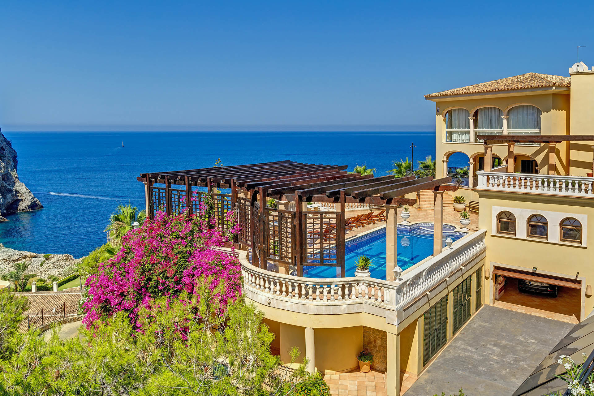 Mediterranean luxury property with sea views