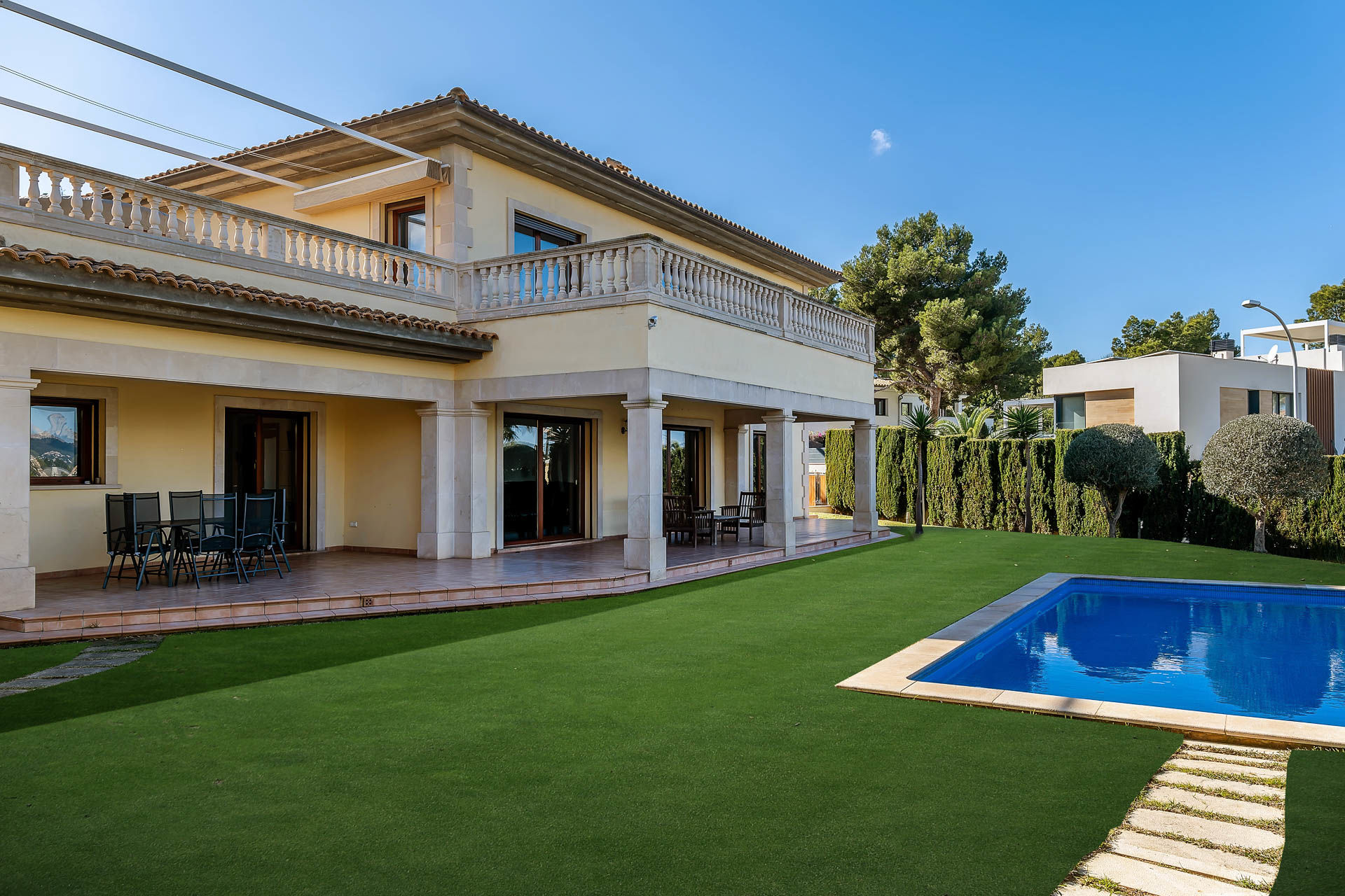 Villa con piscina y jardín