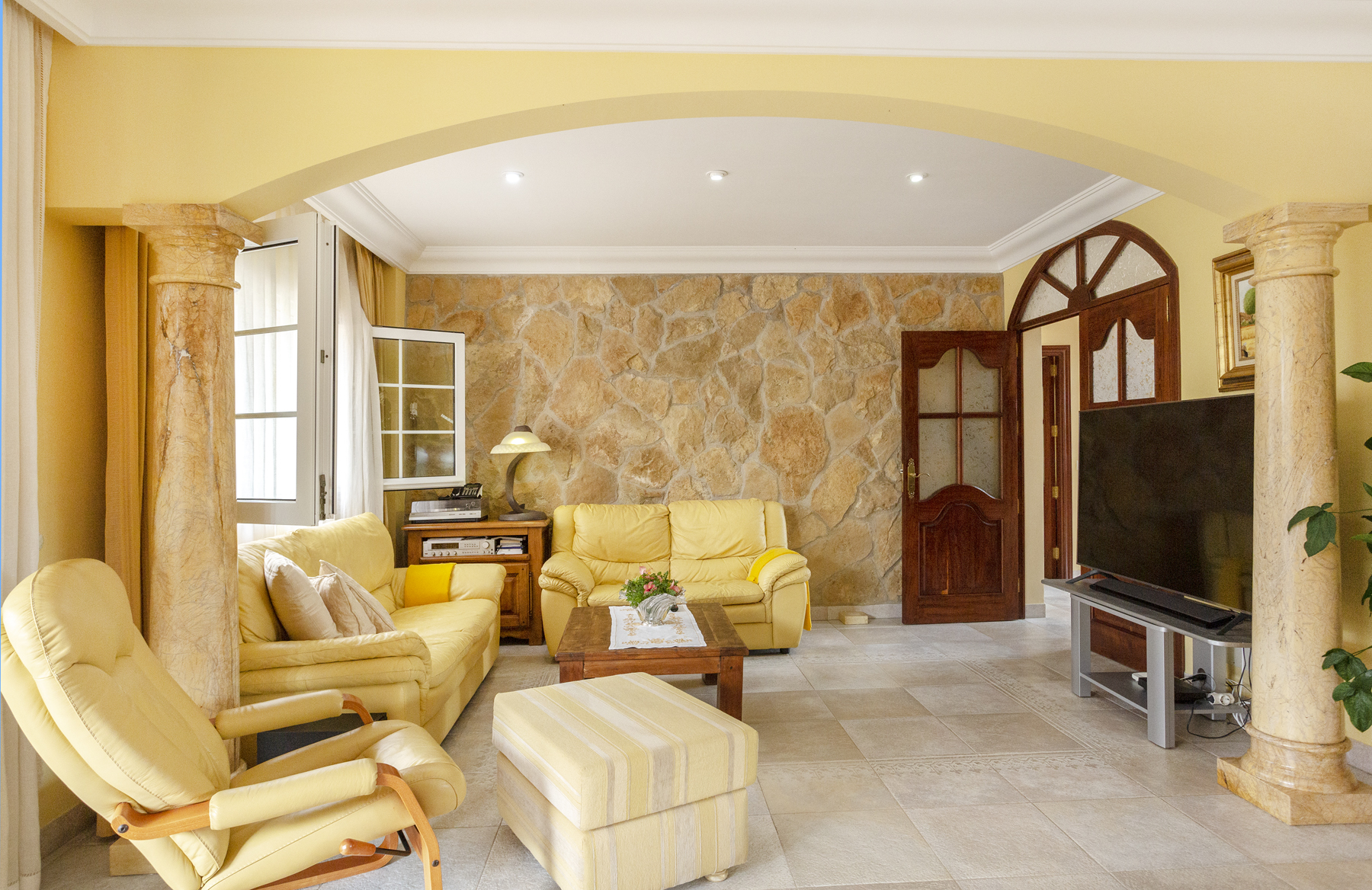 Sala de estar con pared de piedra natural