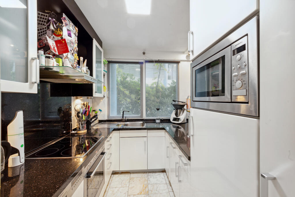 Küche mit hochwertiger Granitplatte 